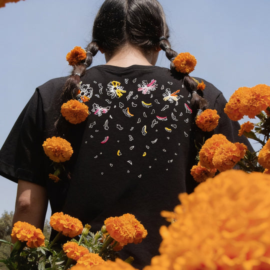 Playera Mujer Cempasúchil Negra